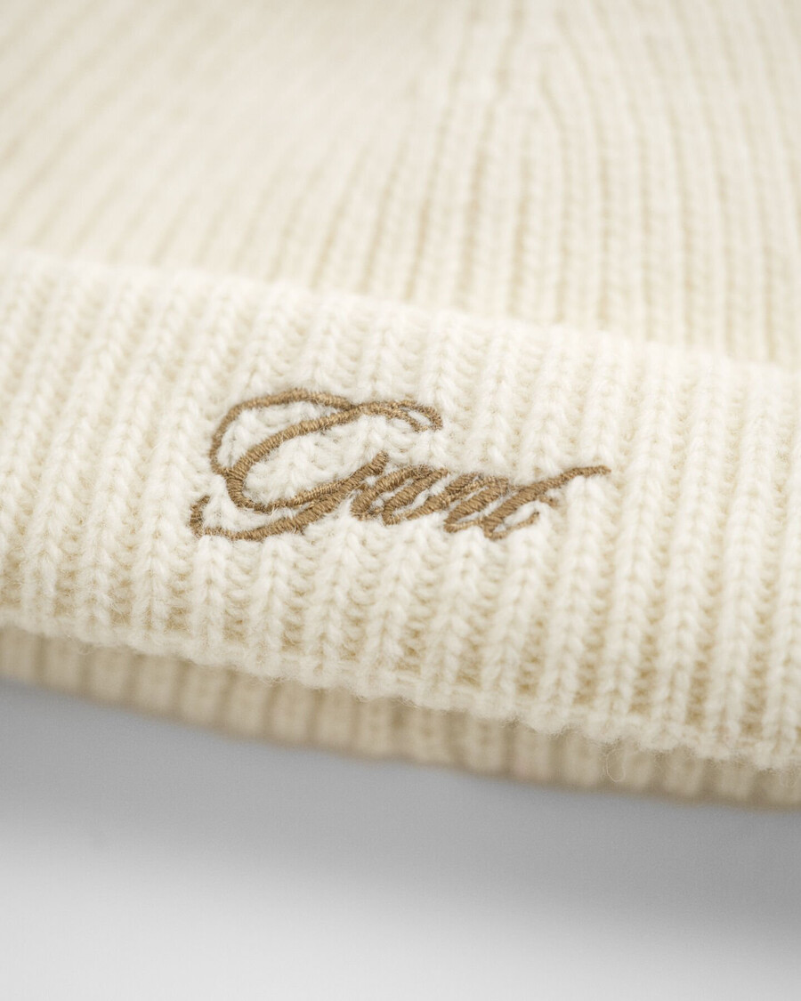gorro de bebê com abas para orelhas e pompom - creme