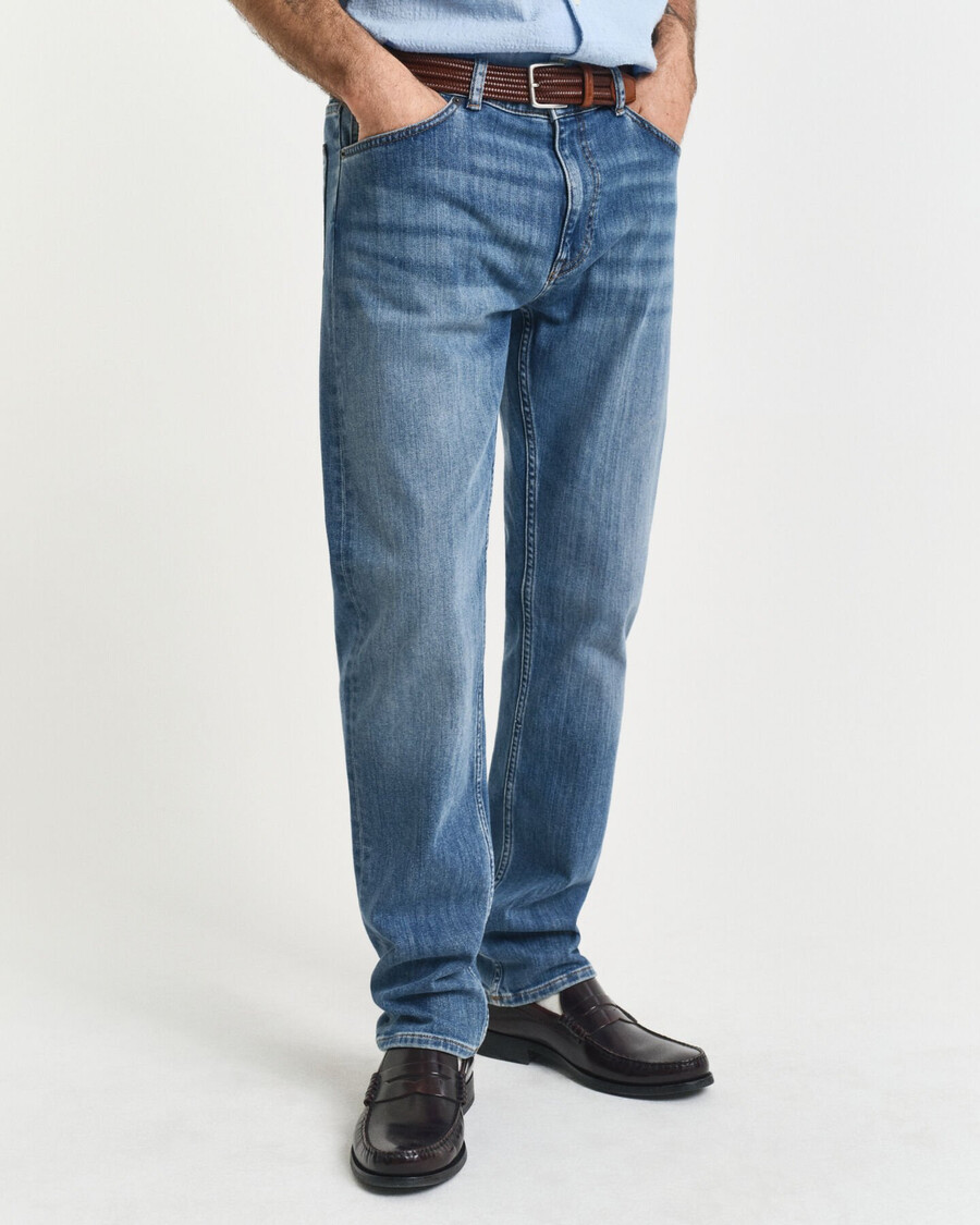 calça jeans de corte regular - azul médio com efeito desgastado