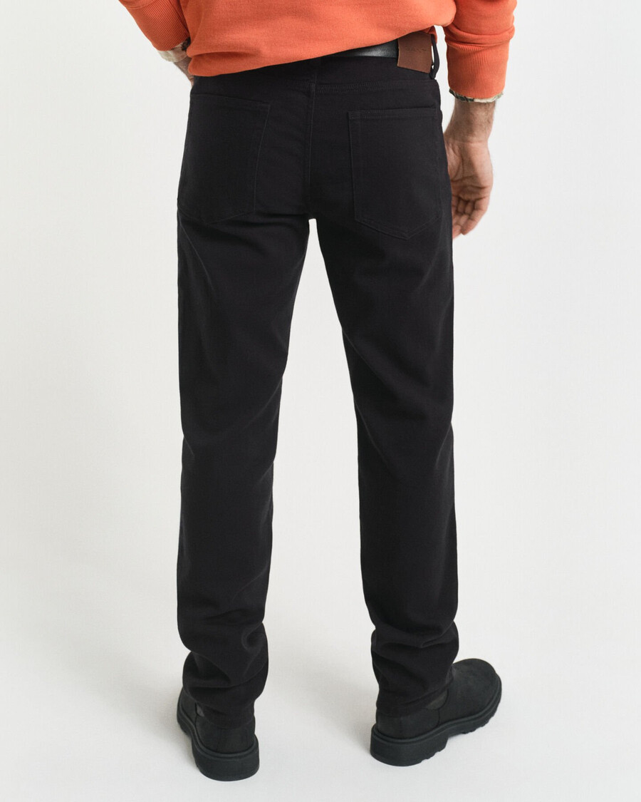 calça jeans de sarja macia com corte regular - preta