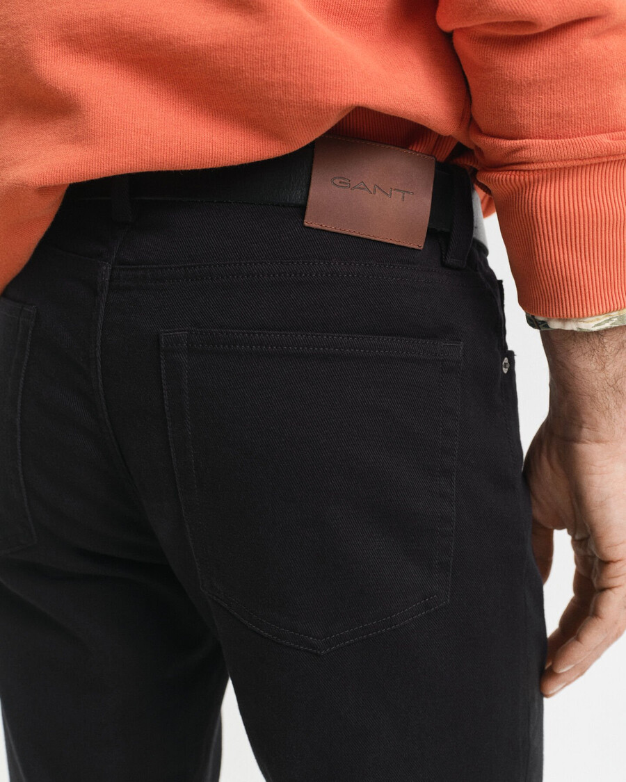 calça jeans de sarja macia com corte regular - preta