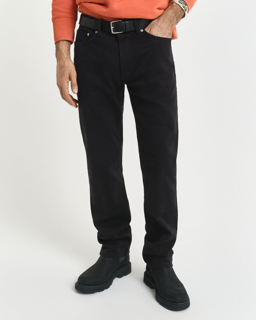 calça jeans de sarja macia com corte regular - preta