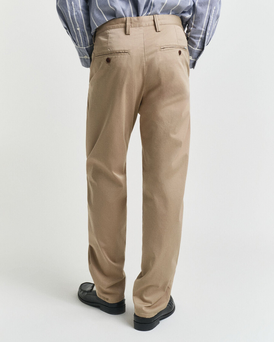 calça chino de sarja de corte regular - cáqui escuro