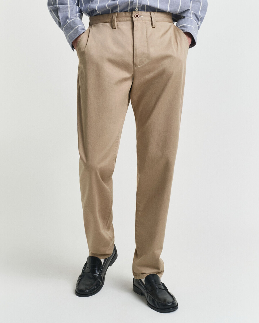 calça chino de sarja de corte regular - cáqui escuro