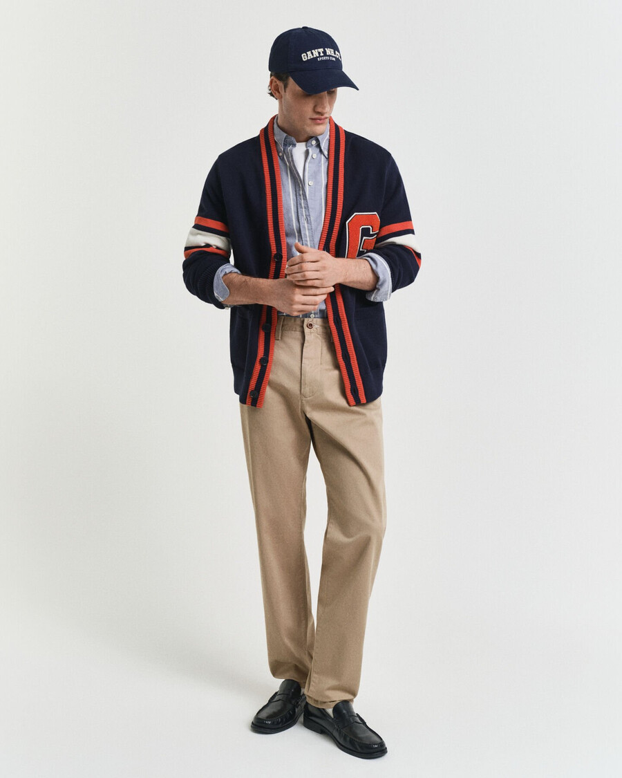 calça chino de sarja de corte regular - cáqui escuro