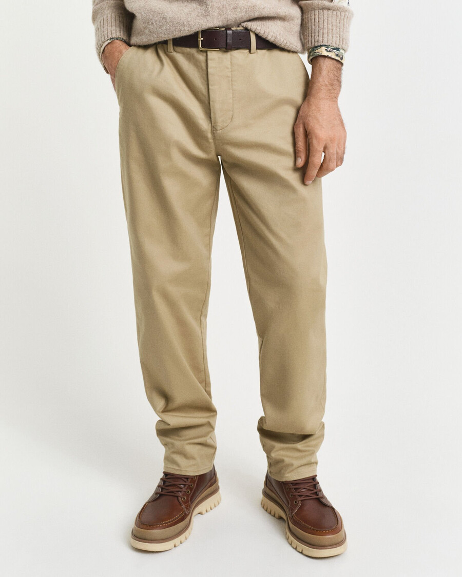 calça chino de corte regular - cáqui escuro