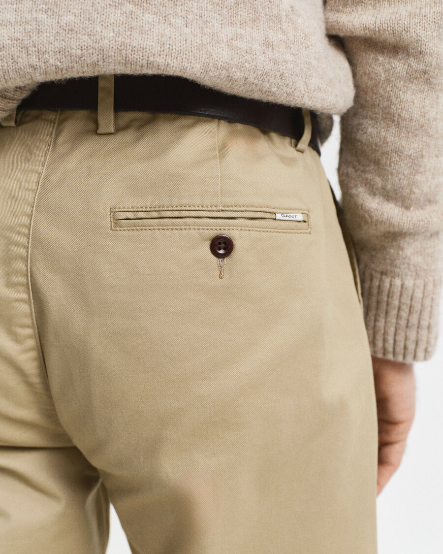 calça chino de corte regular - cáqui escuro