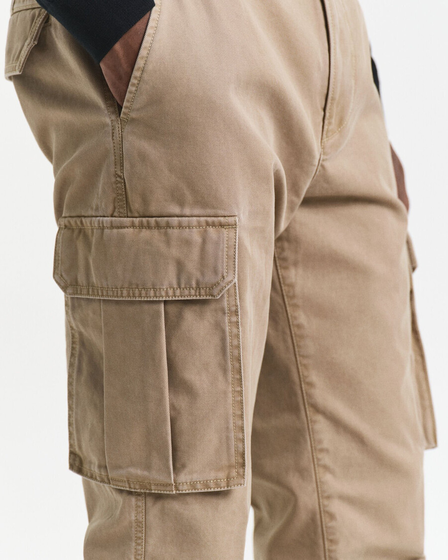 calça cargo de sarja de algodão com corte regular - taupe claro