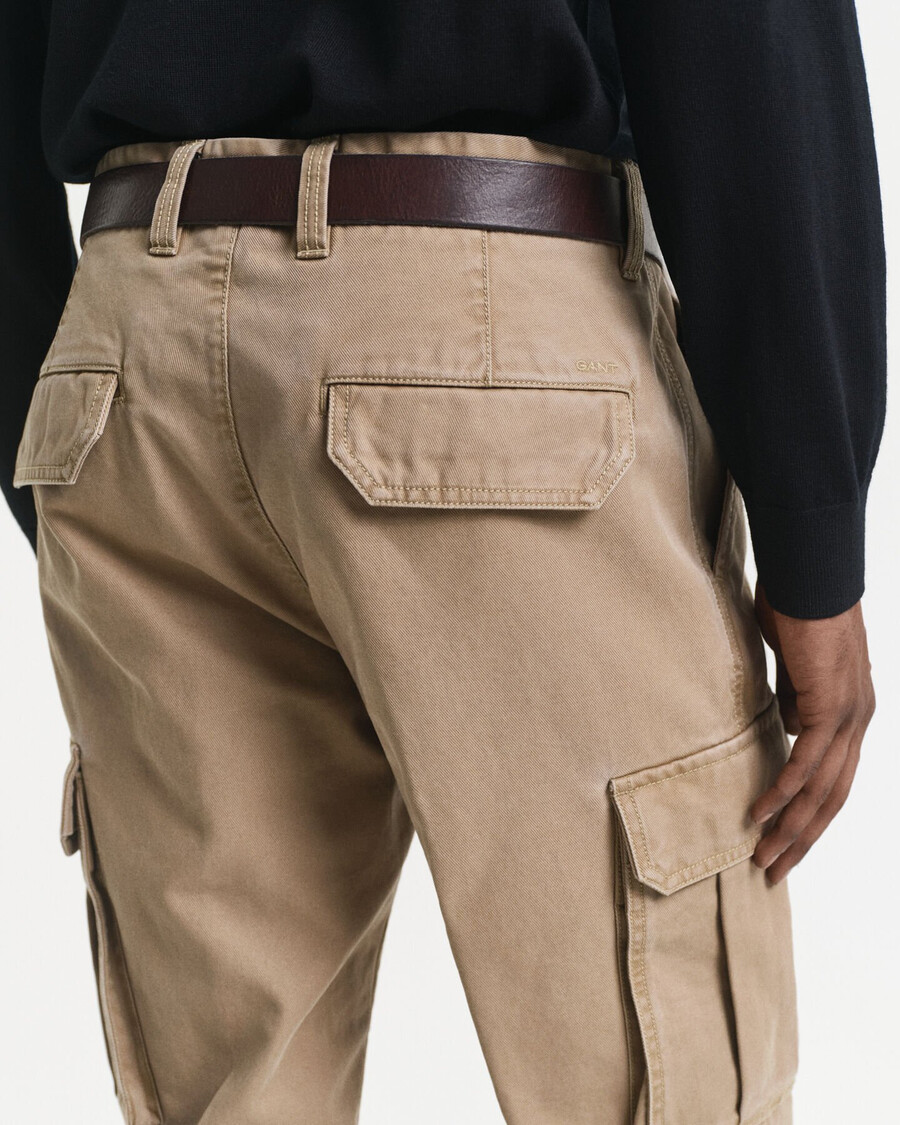 calça cargo de sarja de algodão com corte regular - taupe claro