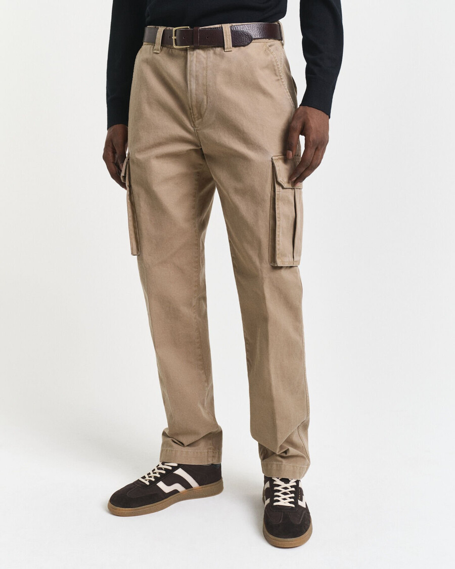 calça cargo de sarja de algodão com corte regular - taupe claro