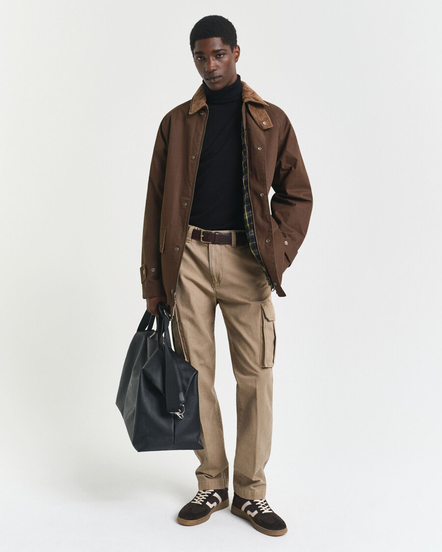 calça cargo de sarja de algodão com corte regular - taupe claro