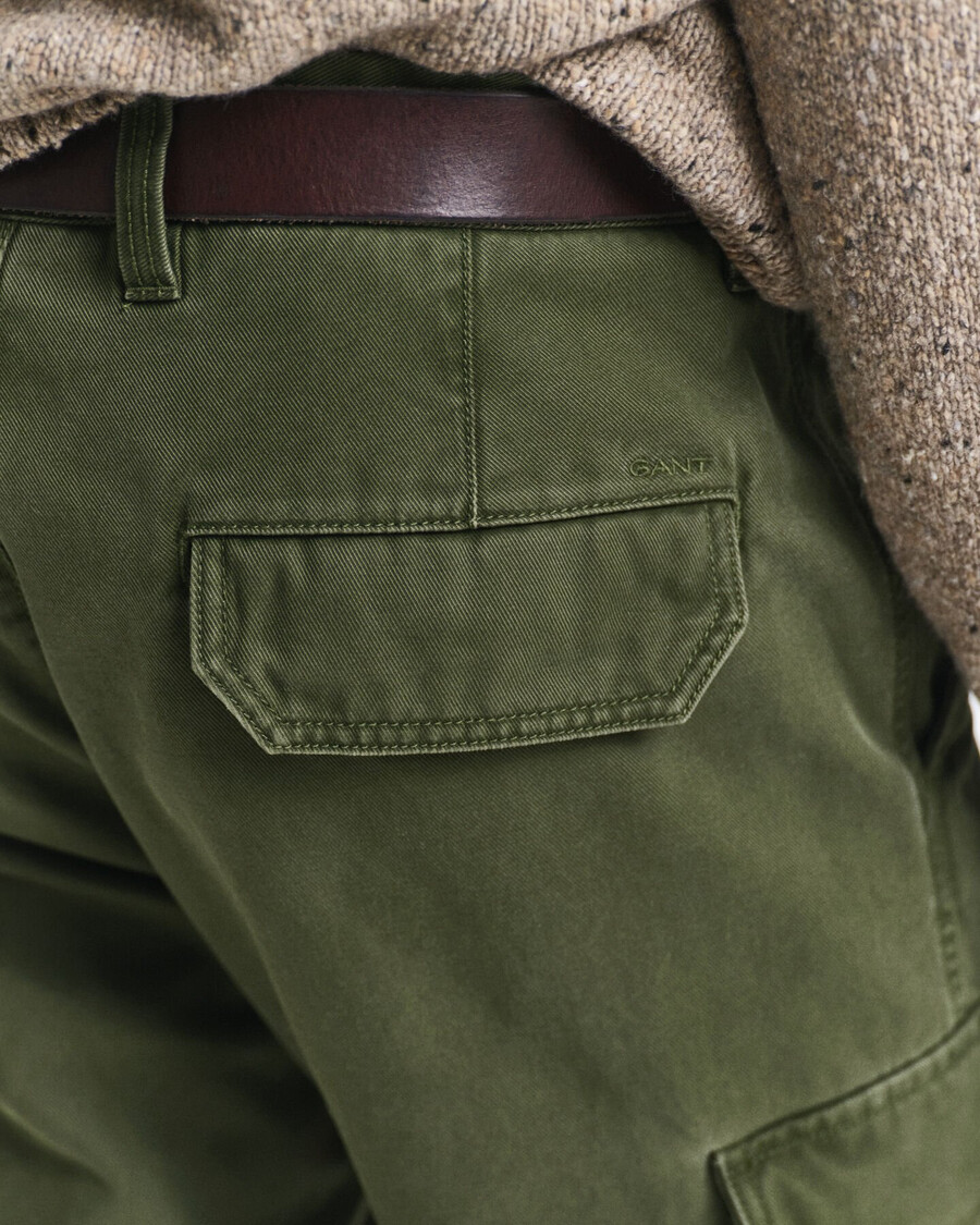 calça cargo de sarja de algodão com corte regular - verde campestre