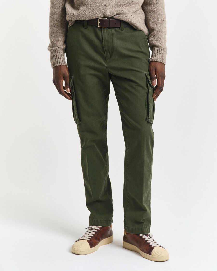 calça cargo de sarja de algodão com corte regular - verde campestre