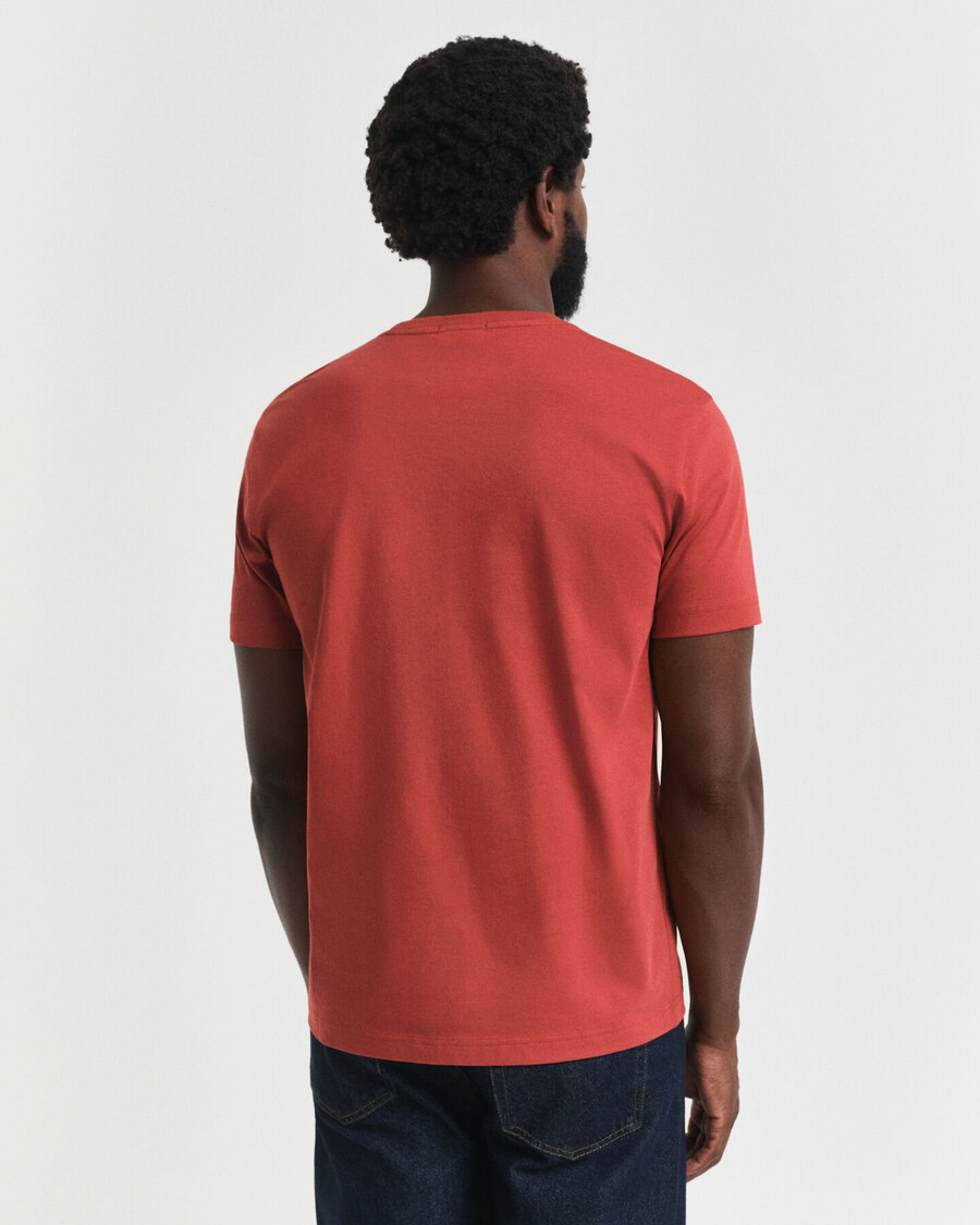 camiseta shield de corte regular - ferrugem moderna