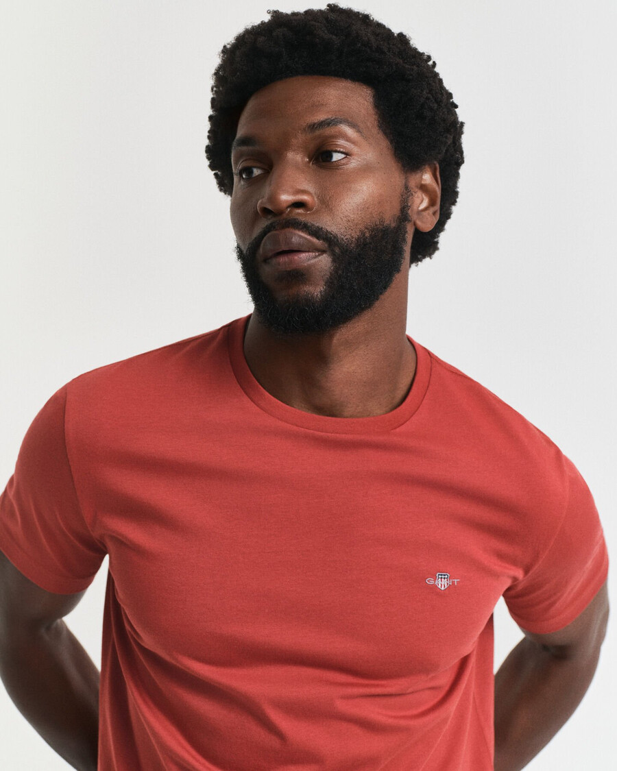 camiseta shield de corte regular - ferrugem moderna