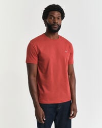 camiseta shield de corte regular - ferrugem moderna