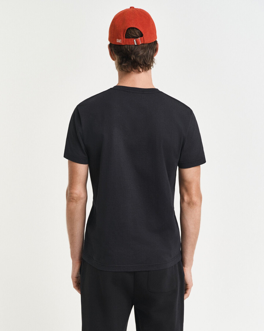 camiseta slim fit com decote em v e escudo - preta