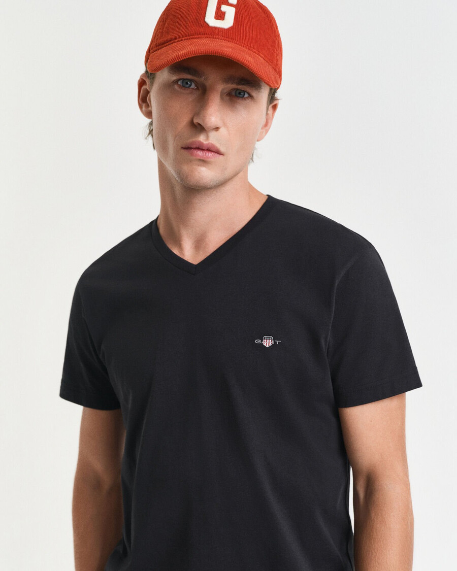 camiseta slim fit com decote em v e escudo - preta