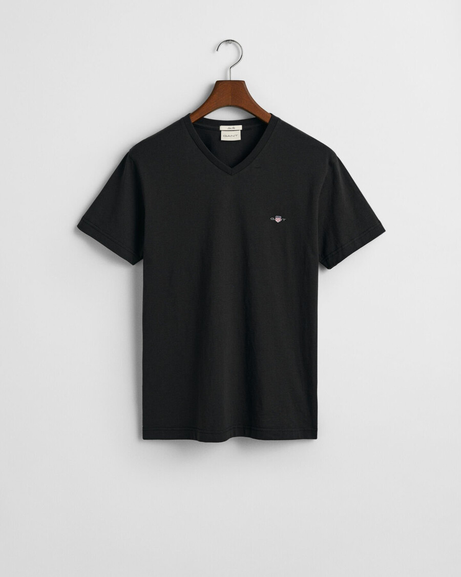 camiseta slim fit com decote em v e escudo - preta