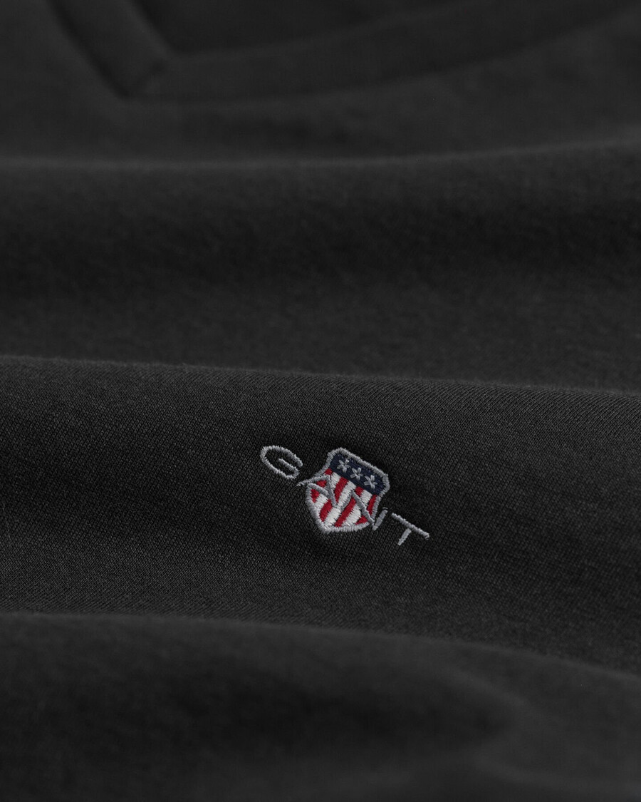 camiseta slim fit com decote em v e escudo - preta