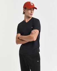 camiseta slim fit com decote em v e escudo - preta