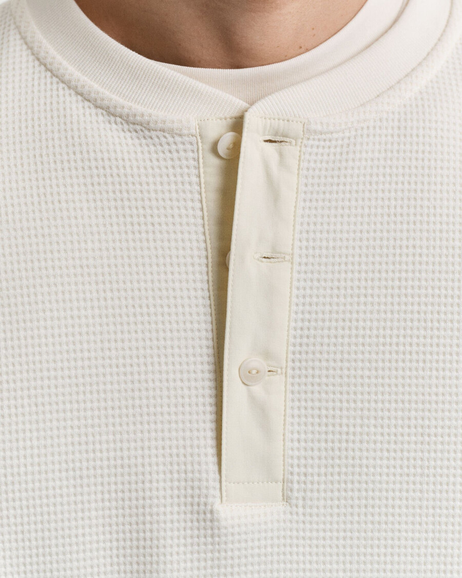 camiseta henley de manga comprida com textura waffle - creme