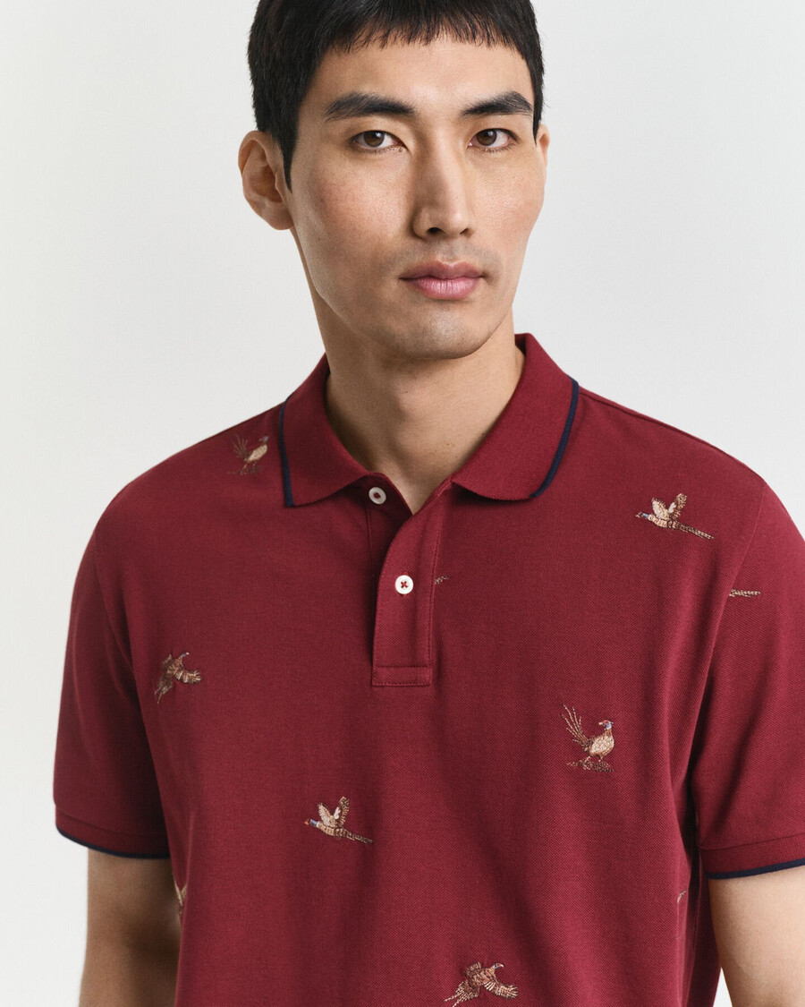 camisa polo bordada - vermelha com detalhes em relevo