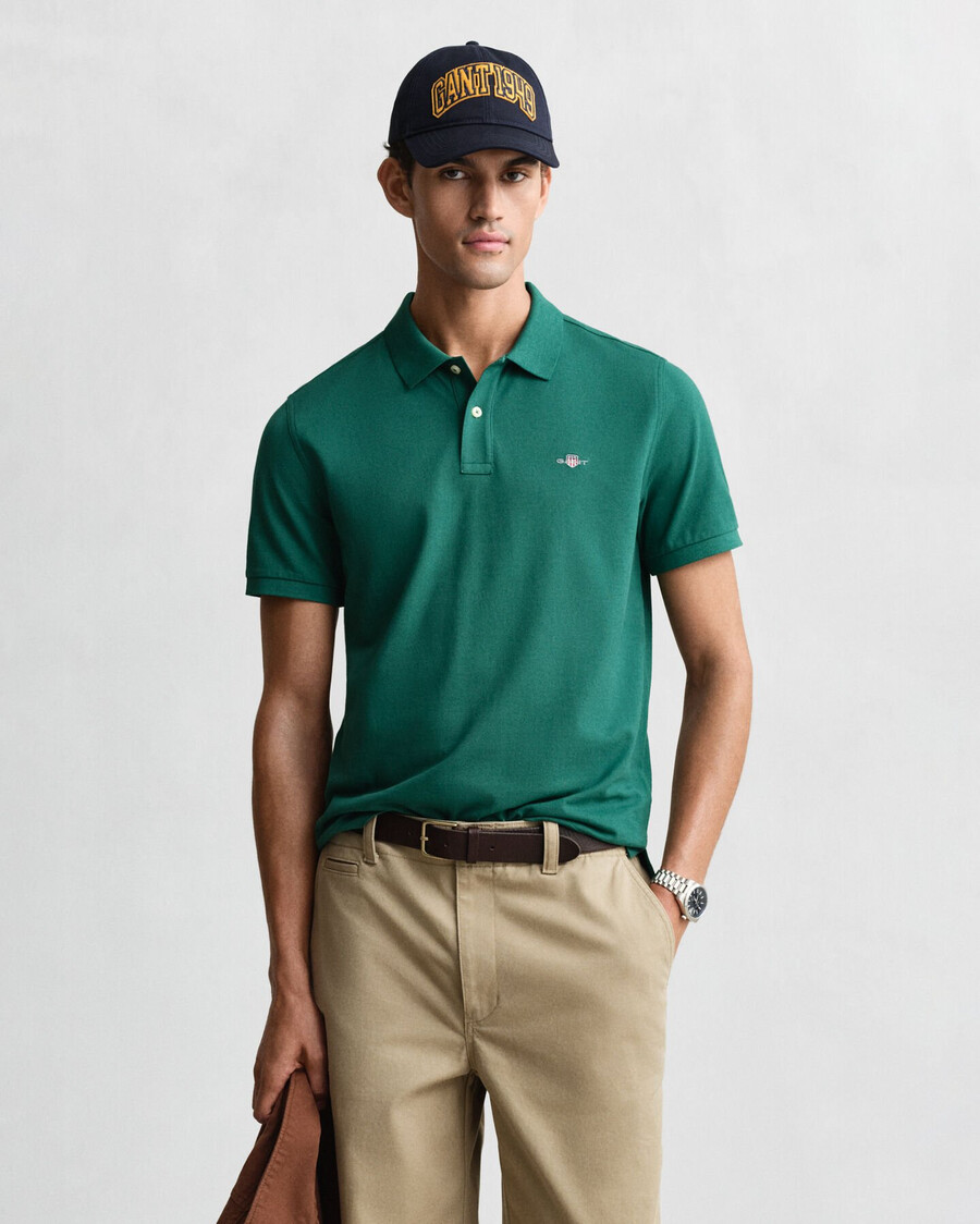 camisa polo shield piqué de corte regular - verde floresta escuro