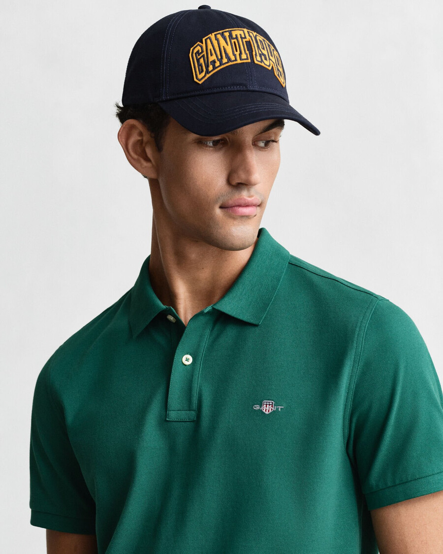 camisa polo shield piqué de corte regular - verde floresta escuro