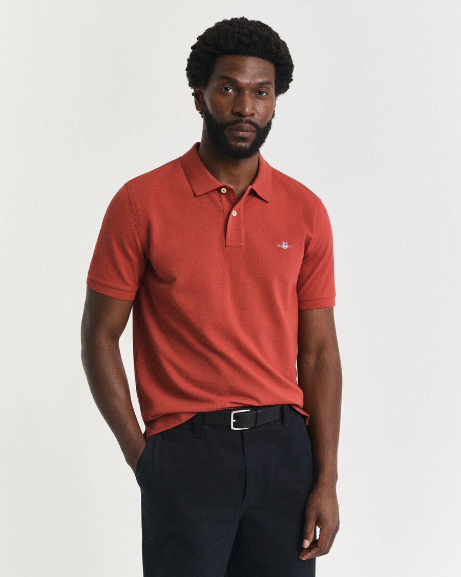 camisa polo shield piqué de corte regular - ferrugem moderna