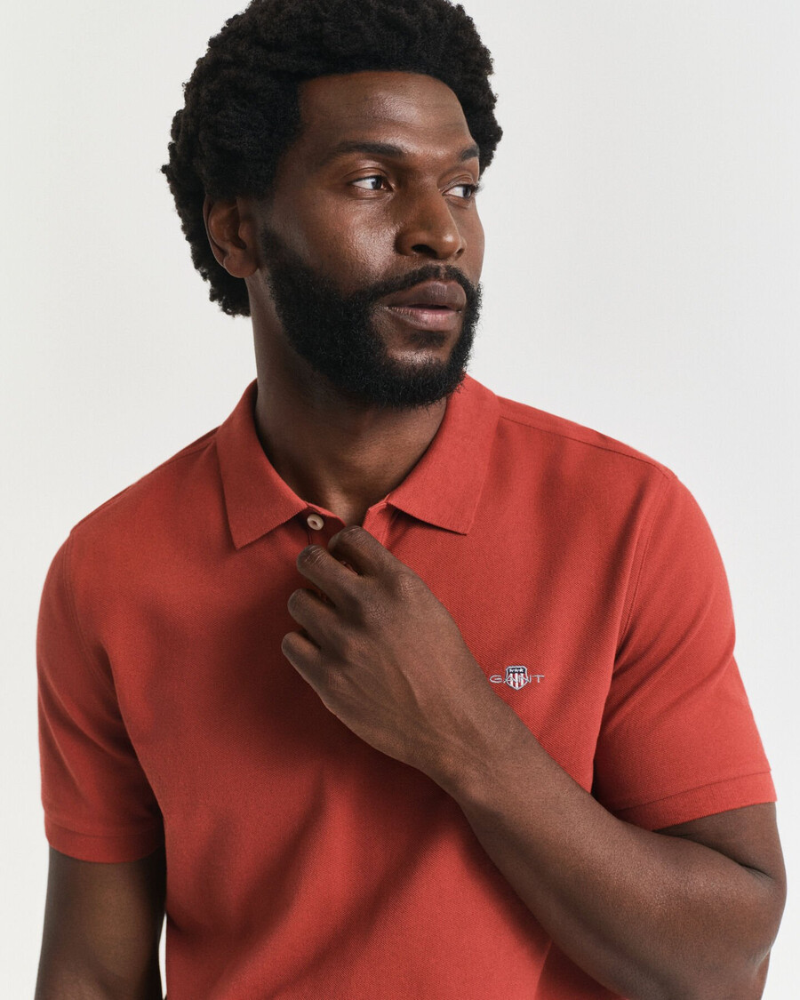 camisa polo shield piqué de corte regular - ferrugem moderna