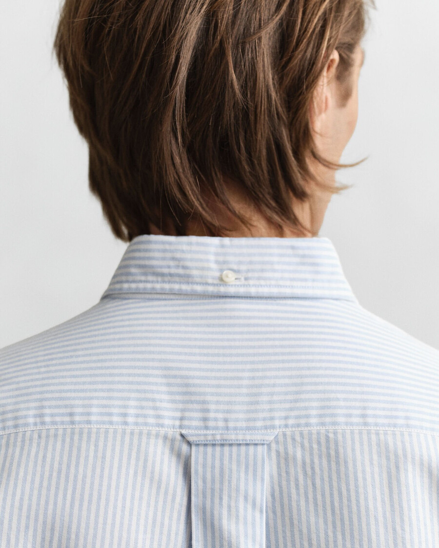 camisa oxford clássica com riscas brancas e corte regular - azul claro