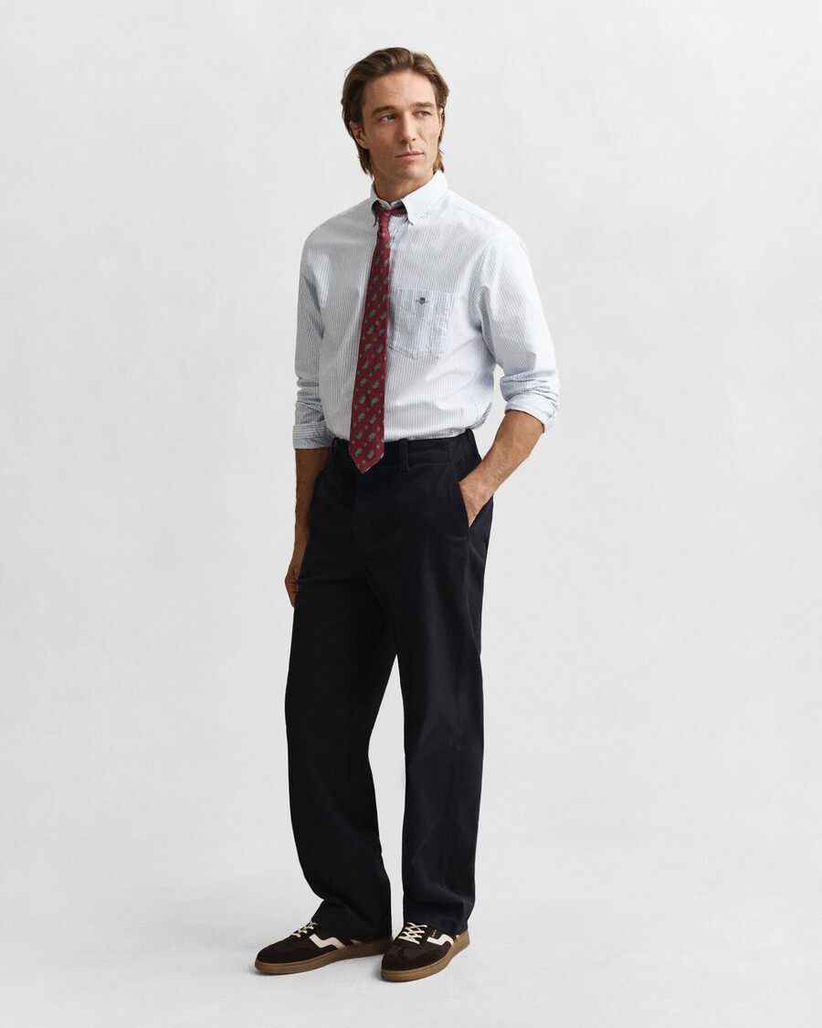 camisa oxford clássica com riscas brancas e corte regular - azul claro