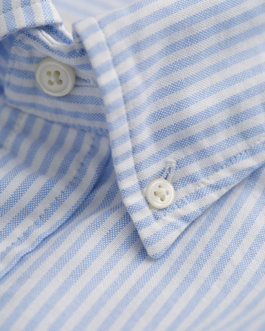 camisa oxford clássica com riscas brancas e corte regular - azul claro