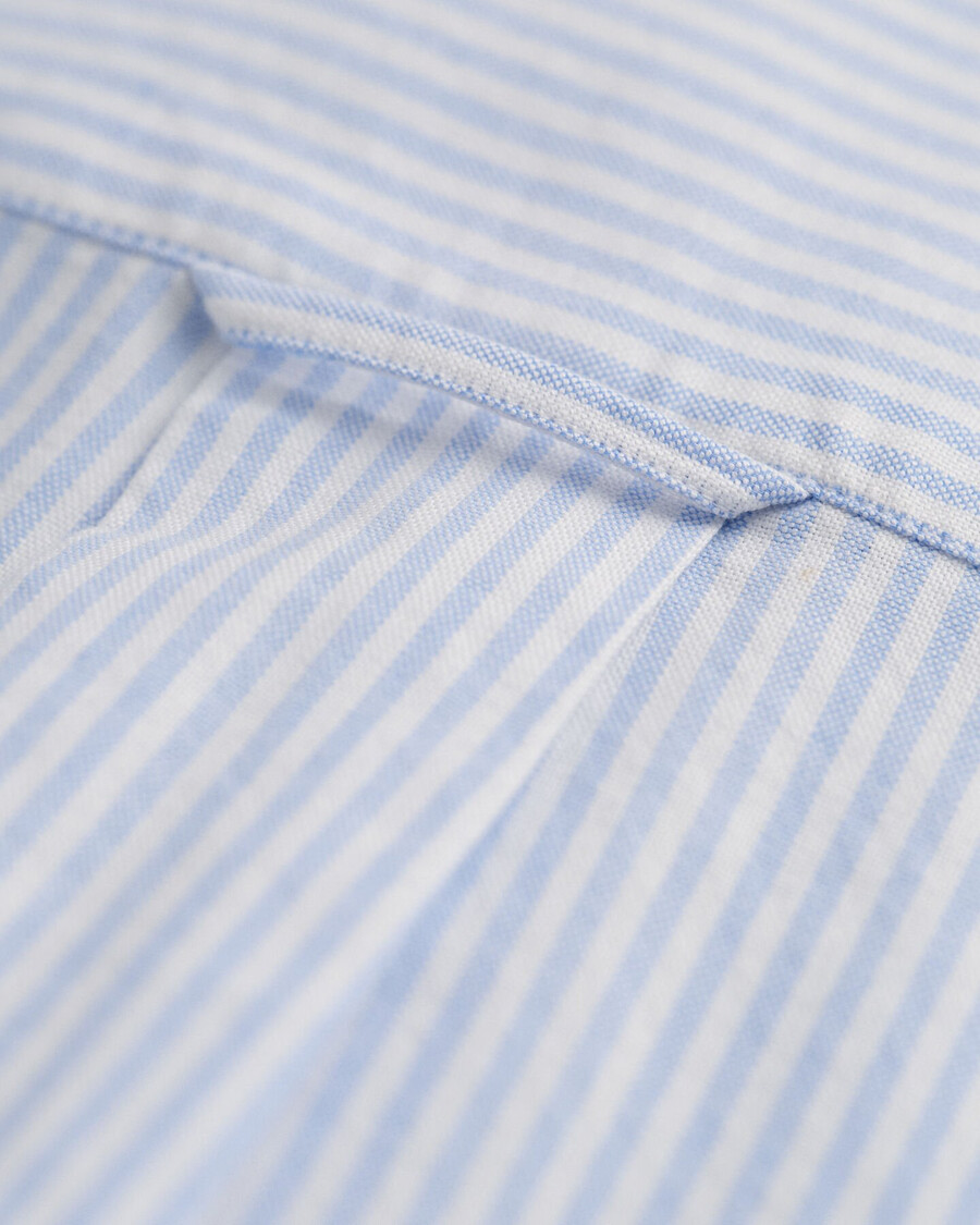 camisa oxford clássica com riscas brancas e corte regular - azul claro