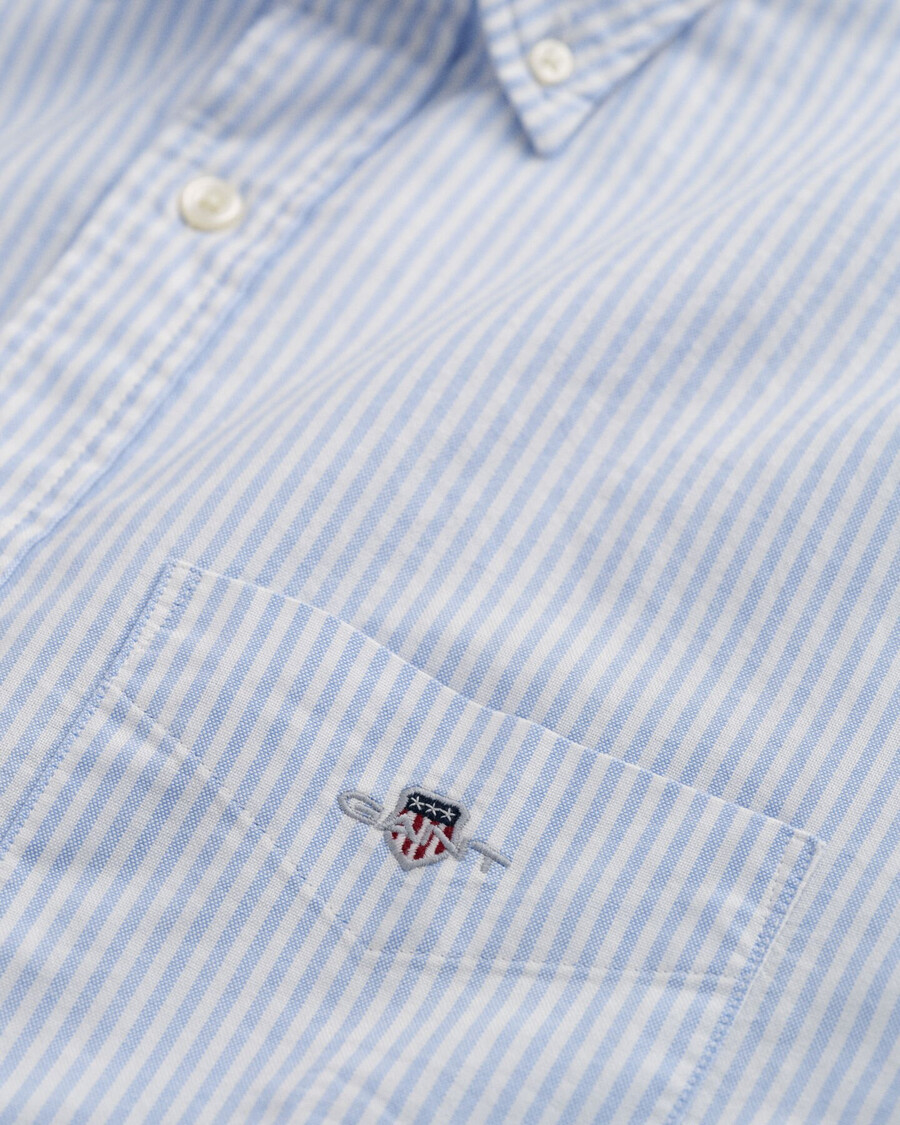 camisa oxford clássica com riscas brancas e corte regular - azul claro