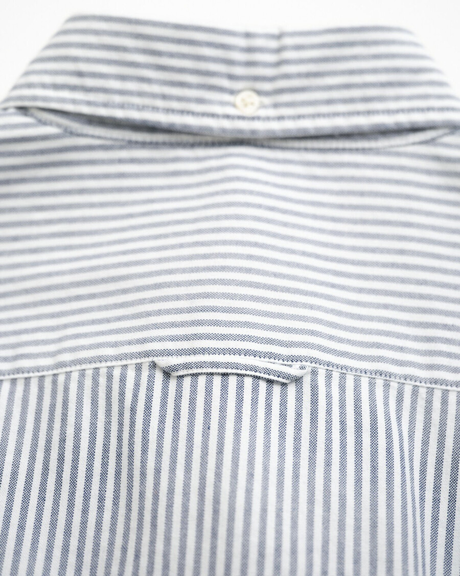 camisa oxford clássica slim fit com riscas brancas - azul persa
