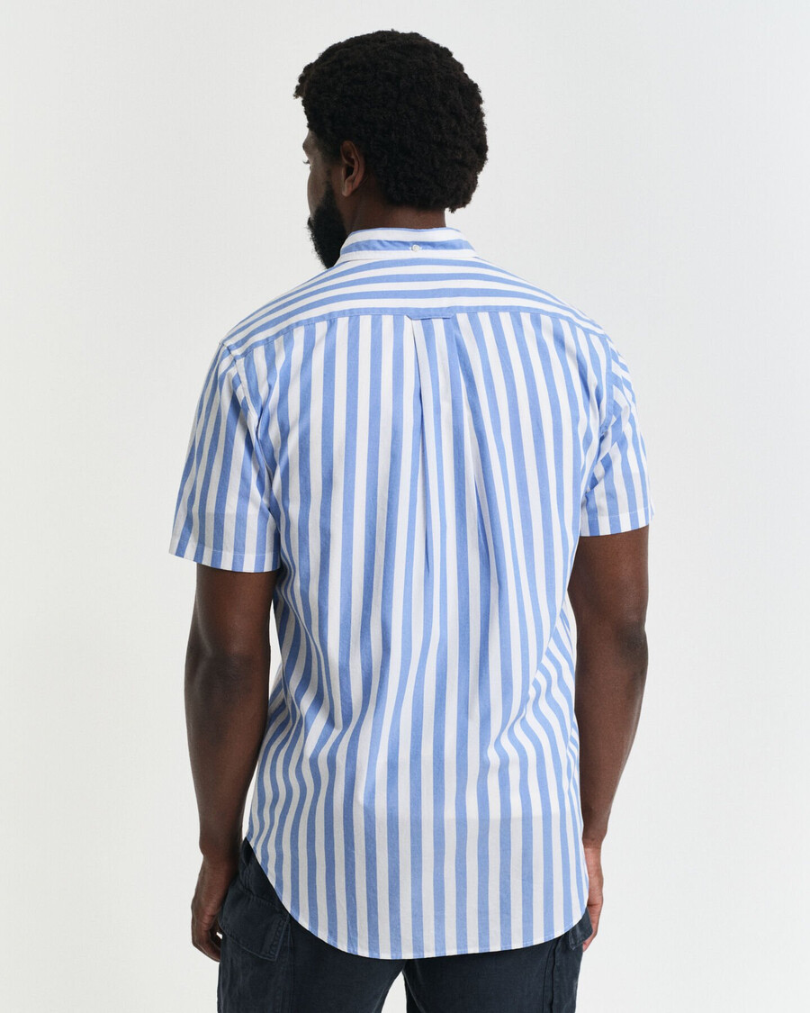 camisa clássica de manga curta listrada em popeline com modelagem regular - azul perfeito