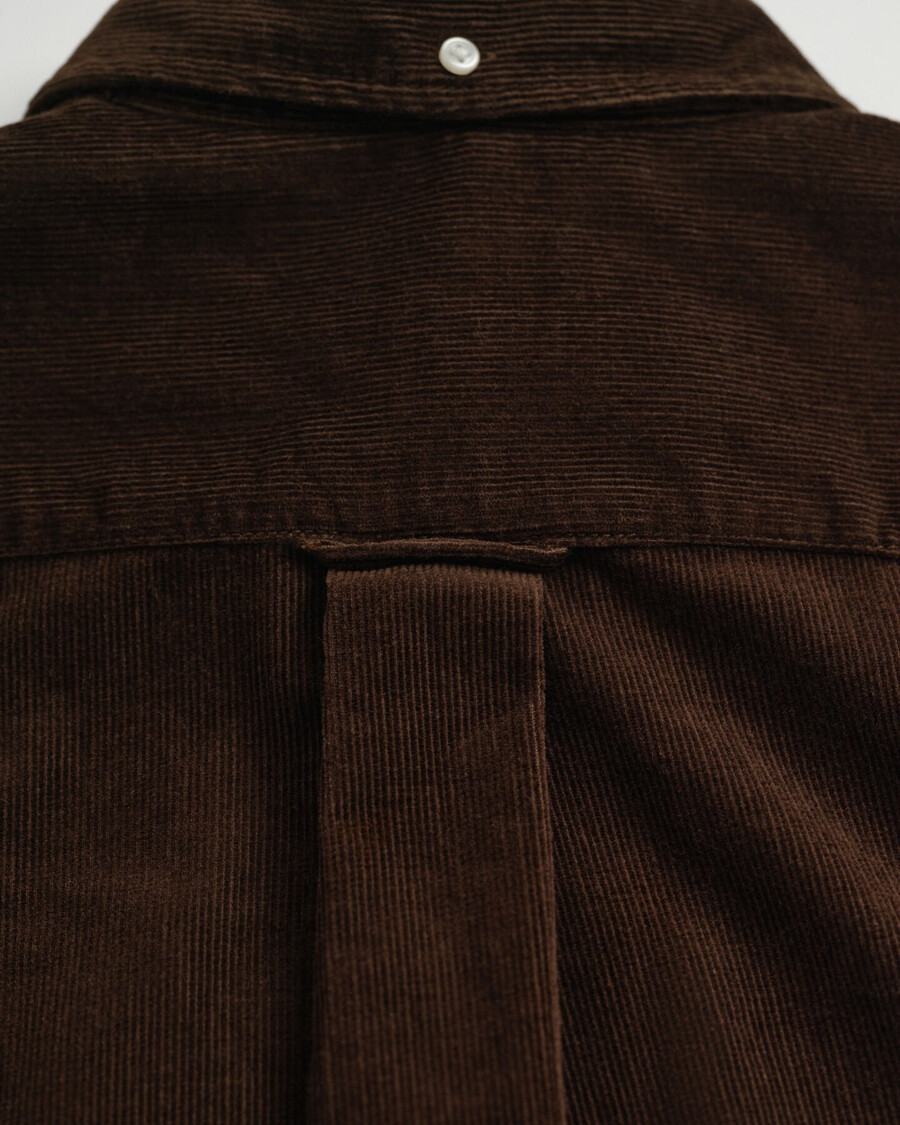 camisa de veludo cotelê de corte regular - marrom escuro