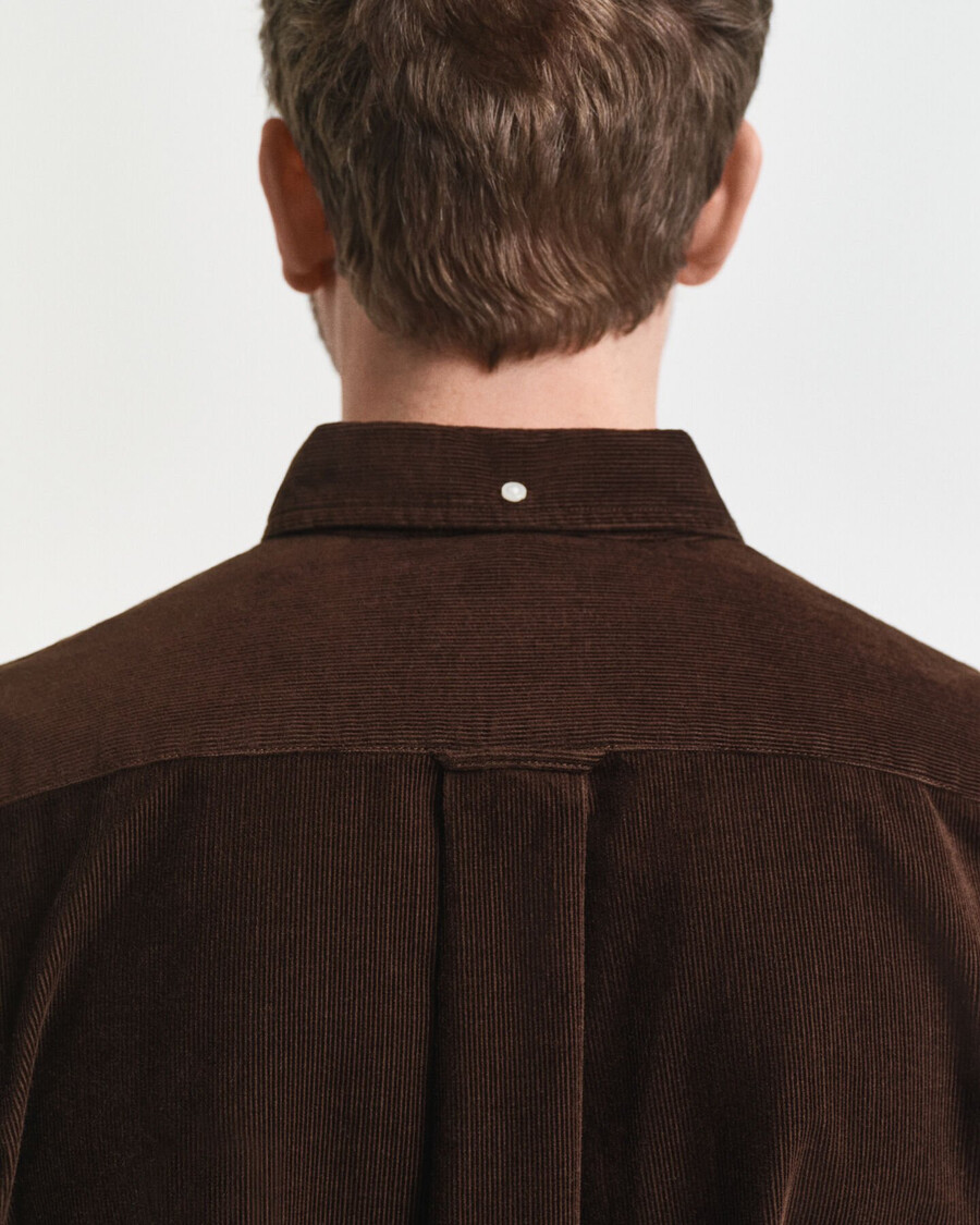camisa de veludo cotelê de algodão com modelagem regular - marrom intenso