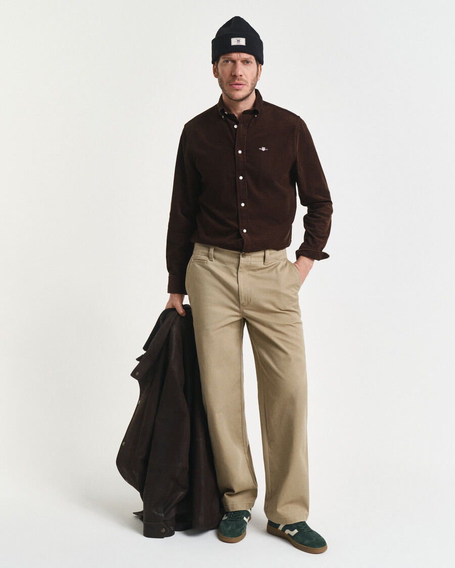 camisa de veludo cotelê de algodão com modelagem regular - marrom intenso