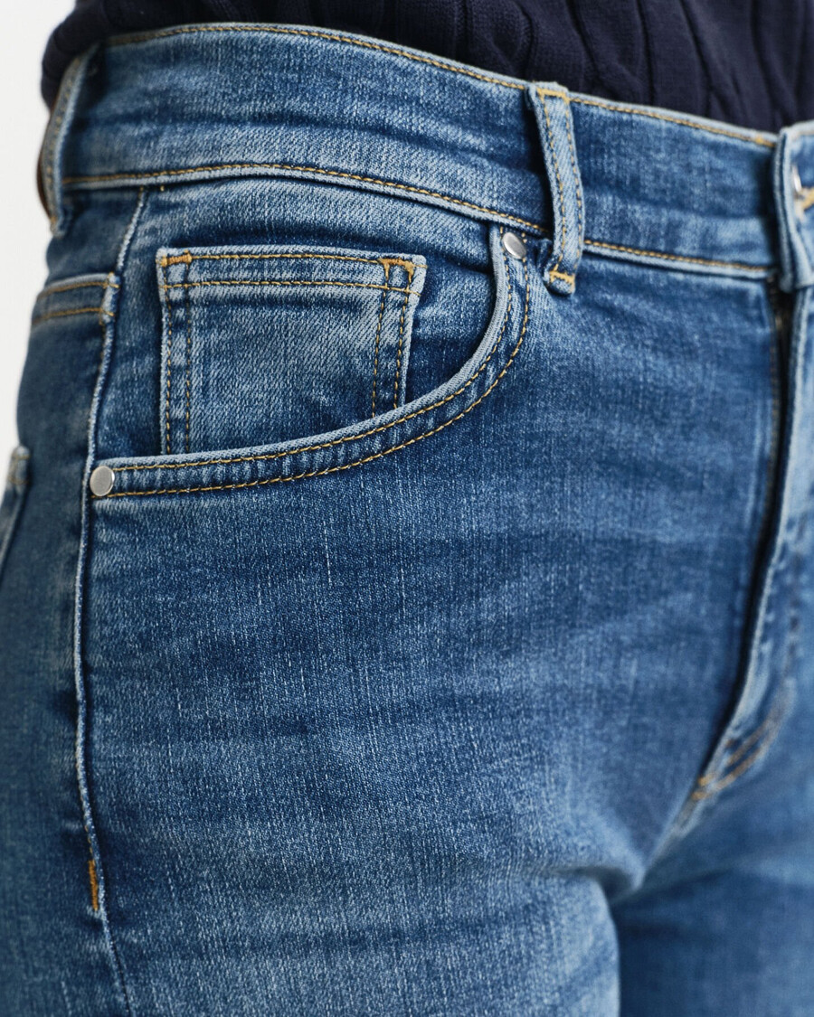 calça jeans cropped slim fit - azul médio com efeito desgastado