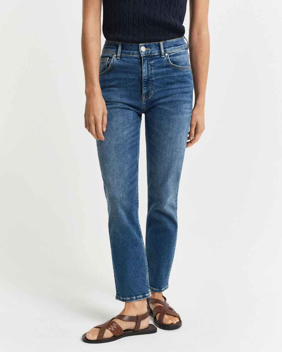 calça jeans cropped slim fit - azul médio com efeito desgastado