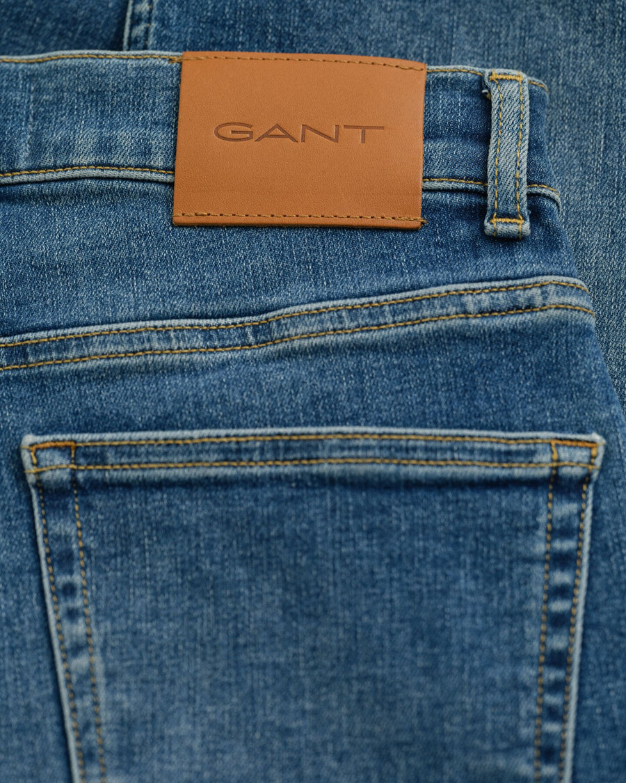calça jeans cropped slim fit - azul médio com efeito desgastado