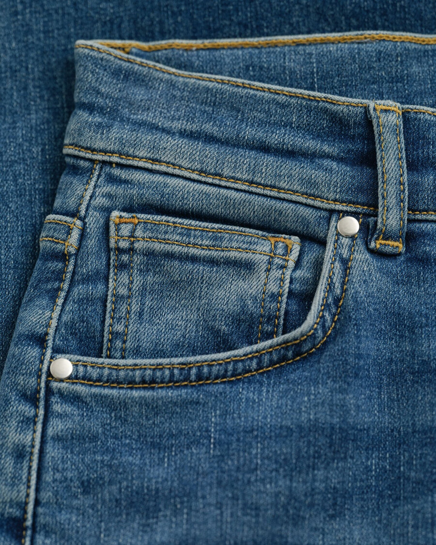 calça jeans cropped slim fit - azul médio com efeito desgastado
