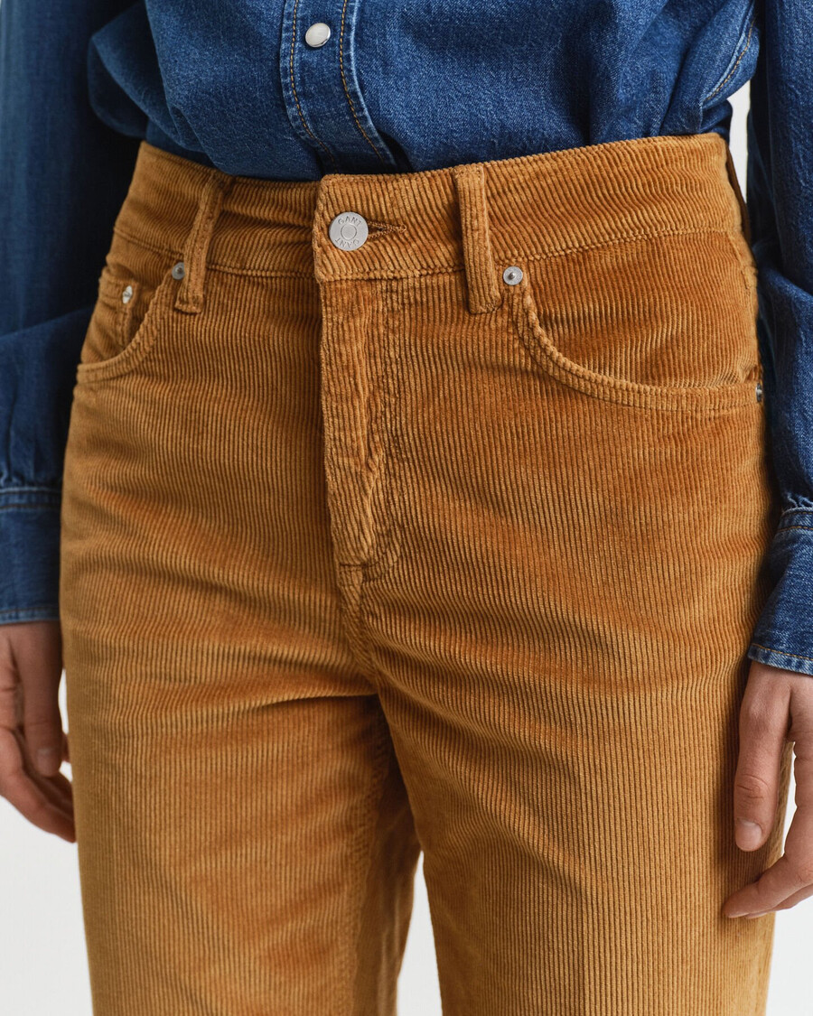 calça jeans flare de veludo cotelê - marrom whisky