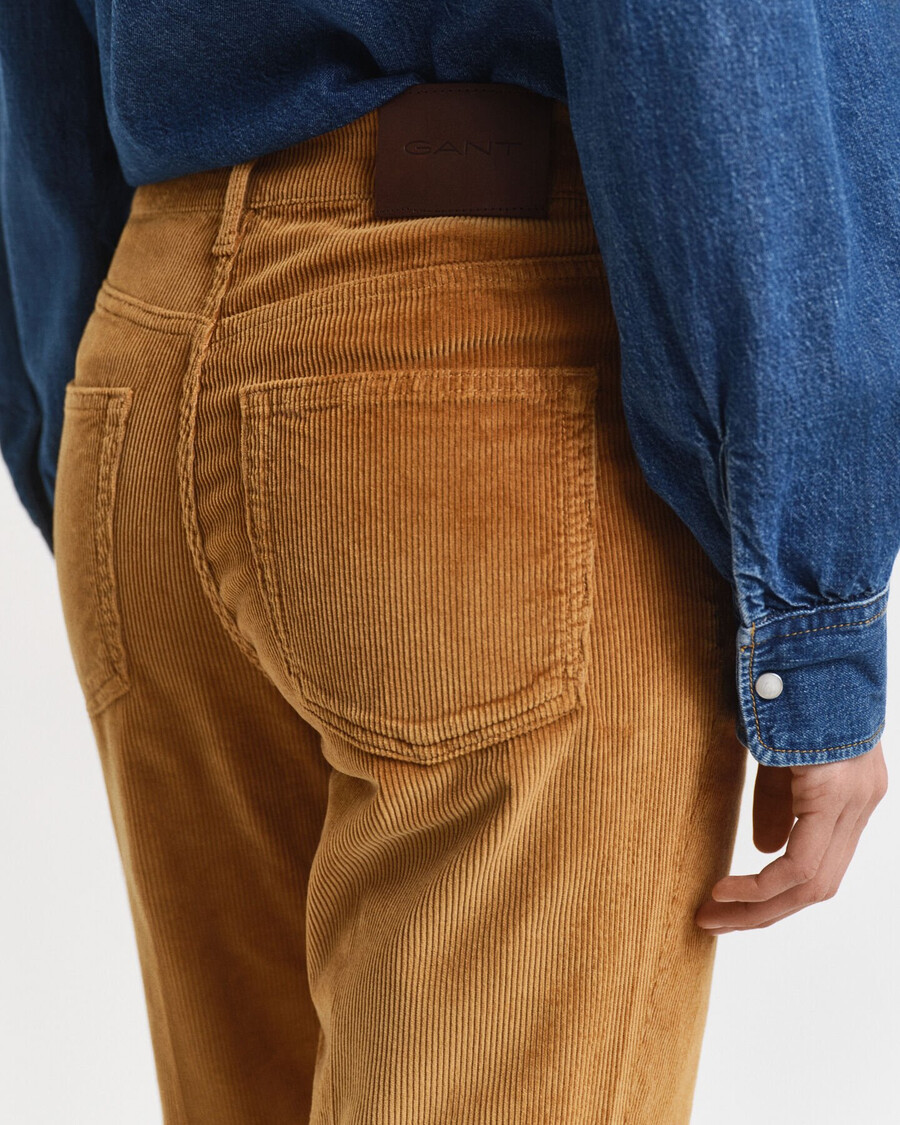 calça jeans flare de veludo cotelê - marrom whisky