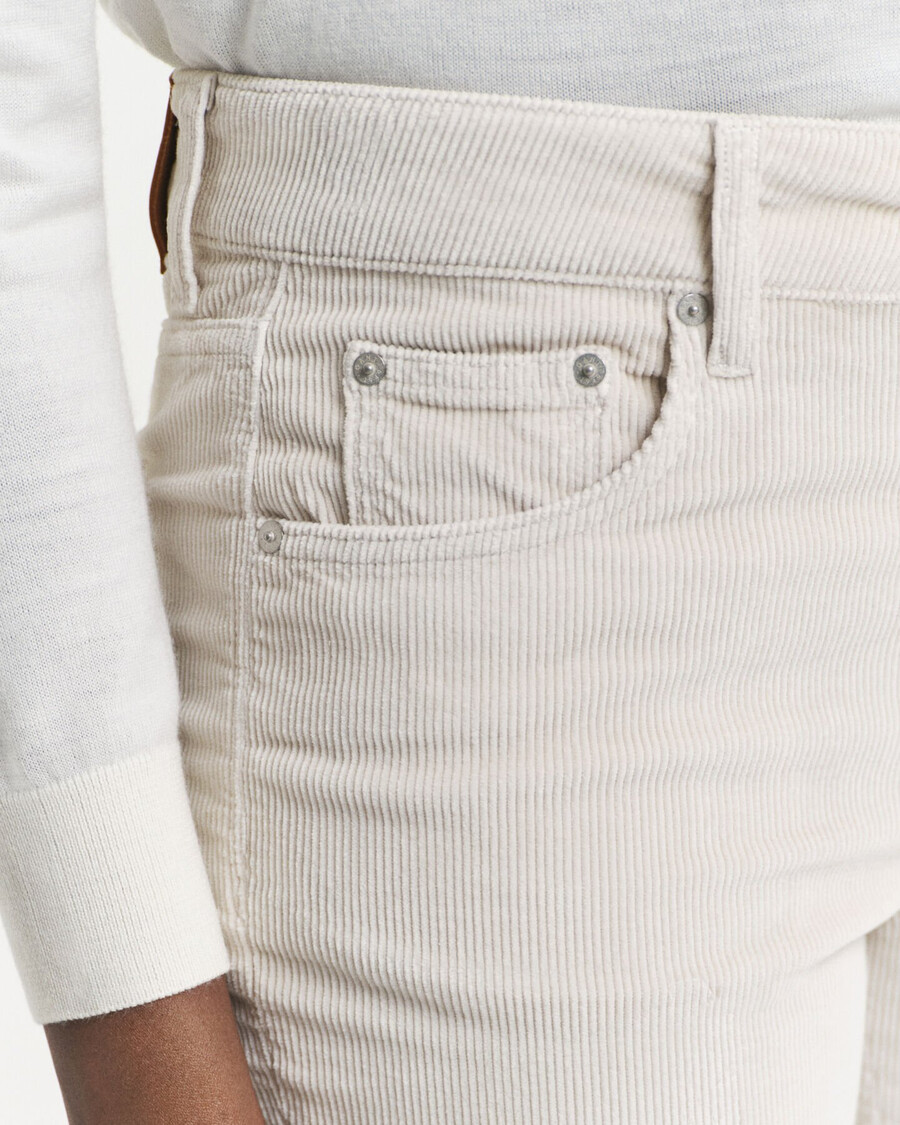 calça jeans flare de veludo cotelê - cor bege