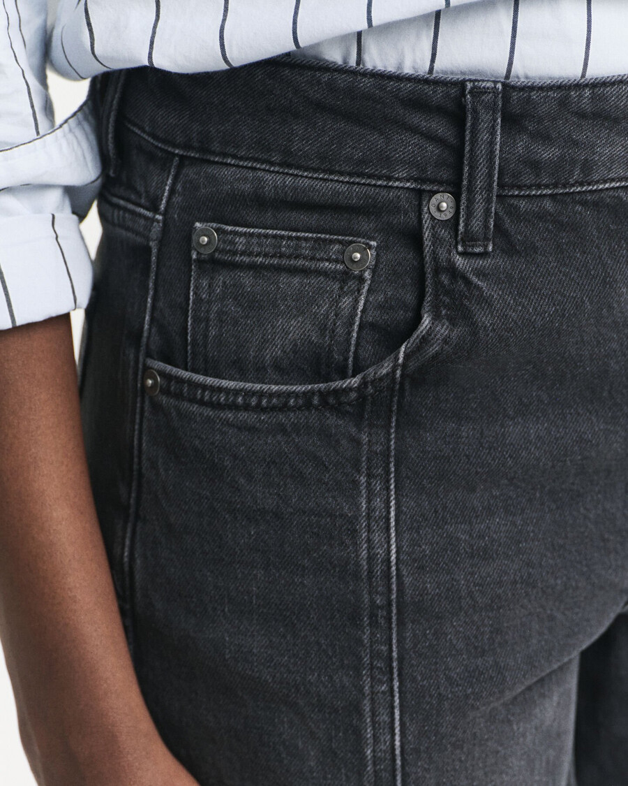 calça jeans reta com modelagem relaxada - preta com efeito desgastado