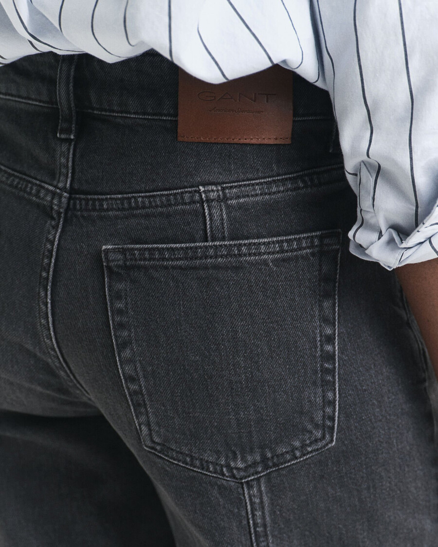 calça jeans reta com modelagem relaxada - preta com efeito desgastado