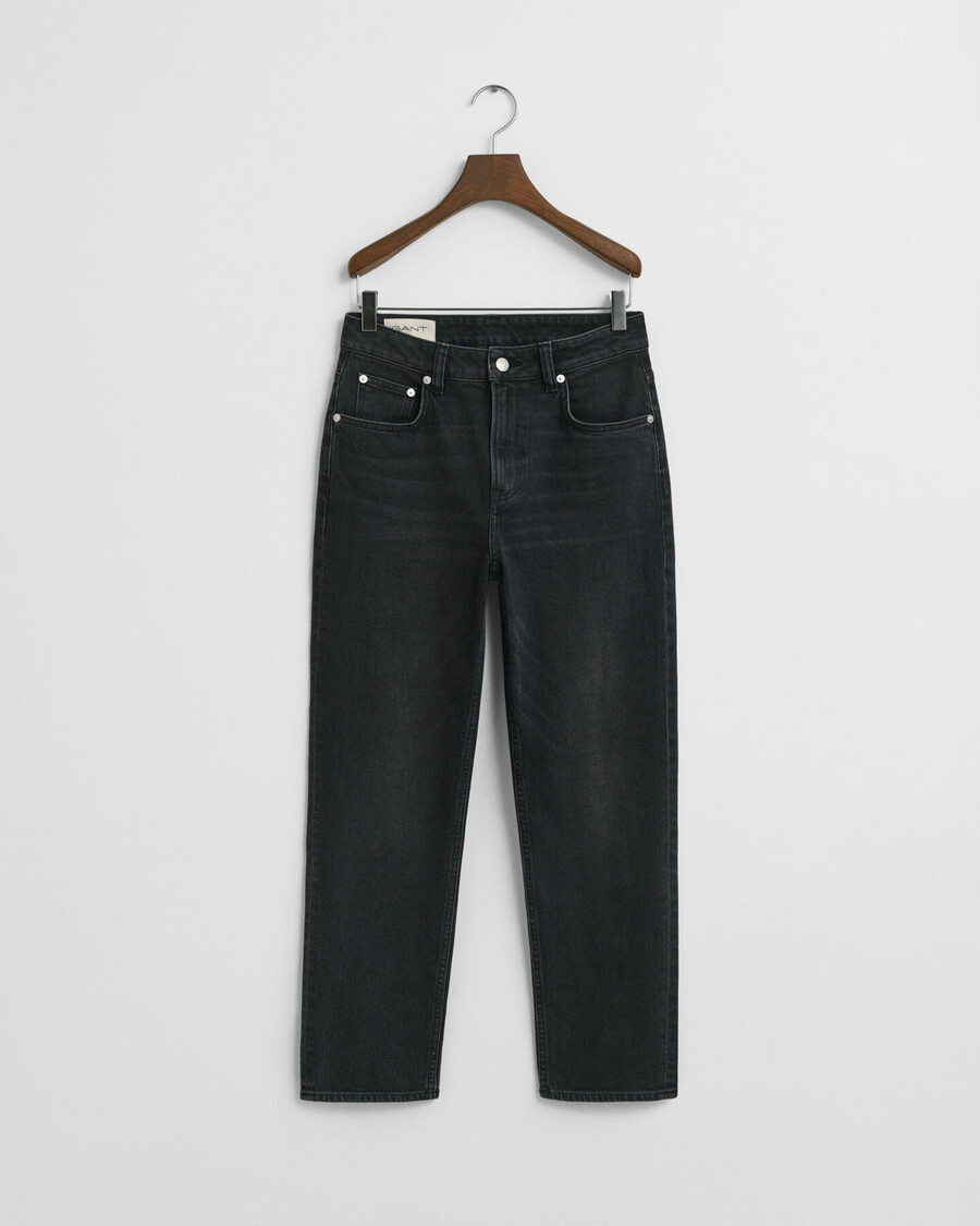 calça jeans cropped reta e elástica - preta com efeito desgastado